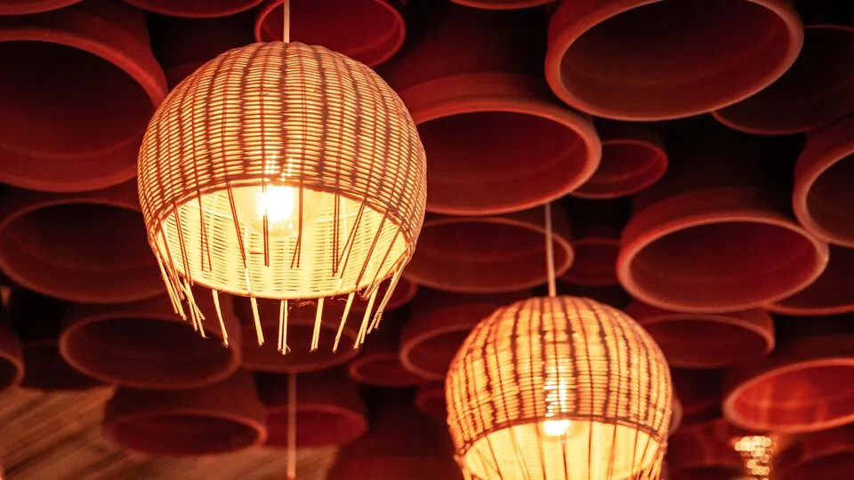 Wiklinowe lampy nad salą – Dřevný Kocúr, Popiełuszki 22 Gdańsk
